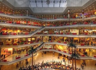 Alışveriş merkezleri, yalnızca alışveriş yapılan alanlar olmaktan çıkarak sosyal yaşamın önemli buluşma noktaları haline geldi. Bu değişimle birlikte kahve markaları, AVM'lerde en fazla yatırım yapan işletmeler arasında yer almaya başladı. Yerli ve yabancı markaların aynı çatı altında faaliyet göstermesi, sektördeki rekabeti her geçen gün daha da artırırken tüketicilere daha fazla seçenek sunuyor. Özellikle yoğun ziyaretçi trafiğine sahip alışveriş merkezlerinde kahve işletmeleri günün büyük bölümünde yüksek müşteri potansiyeline ulaşabiliyor. Konulu bir haber görseli.
