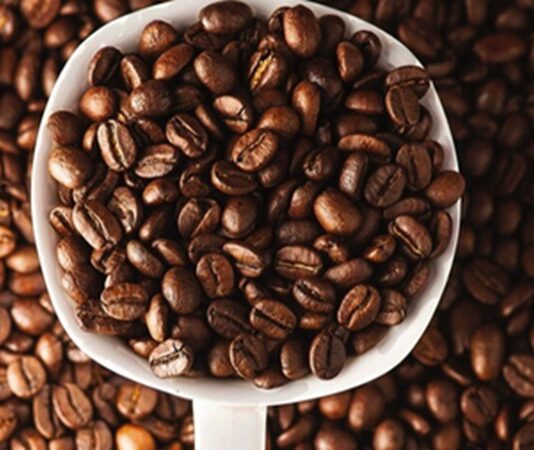 Arabica ve Robusta Arasındaki Farklar Arabica ve Robusta, dünya genelinde en yaygın olarak yetiştirilen iki temel kahve çekirdeği türü olarak öne çıkıyor. Her iki tür de milyonlarca insanın günlük tükettiği kahvelerin temelini oluştururken, yetişme koşullarından aroma profiline, kafein oranından üretim maliyetine kadar birçok farklı özelliğe sahip bulunuyor. Kahve tutkunlarının damak zevkine göre tercih ettiği bu iki çekirdek türü, aynı zamanda küresel kahve sektörü içerisinde önemli bir ekonomik değere sahip. Konulu bir haber görseli.