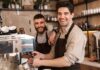 Barista Mesleğine İlgi Artıyor Son yıllarda barista mesleği, kahve kültürünün gelişmesiyle birlikte en çok ilgi gören mesleklerden biri haline geldi. Artan kahve sektörü yatırımları, yeni nesil kahve kafelerinin çoğalması ve tüketicilerin kaliteli kahveye olan ilgisinin yükselmesi, baristalara duyulan ihtiyacı da artırıyor. Sadece kahve hazırlayan personel olarak görülmeyen baristalar, artık kahve çekirdeğini tanıyan, doğru demleme yöntemlerini uygulayan ve müşteri deneyimini yöneten profesyoneller olarak öne çıkıyor. Konulu bir haber görseli.