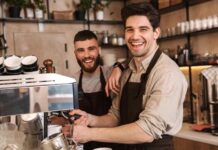 Barista Mesleğine İlgi Artıyor Son yıllarda barista mesleği, kahve kültürünün gelişmesiyle birlikte en çok ilgi gören mesleklerden biri haline geldi. Artan kahve sektörü yatırımları, yeni nesil kahve kafelerinin çoğalması ve tüketicilerin kaliteli kahveye olan ilgisinin yükselmesi, baristalara duyulan ihtiyacı da artırıyor. Sadece kahve hazırlayan personel olarak görülmeyen baristalar, artık kahve çekirdeğini tanıyan, doğru demleme yöntemlerini uygulayan ve müşteri deneyimini yöneten profesyoneller olarak öne çıkıyor. Konulu bir haber görseli.