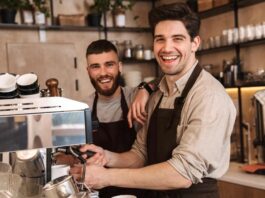 Son yıllarda barista mesleği, kahve kültürünün gelişmesiyle birlikte en çok ilgi gören mesleklerden biri haline geldi. Artan kahve sektörü yatırımları, yeni nesil kahve kafelerinin çoğalması ve tüketicilerin kaliteli kahveye olan ilgisinin yükselmesi, baristalara duyulan ihtiyacı da artırıyor. Sadece kahve hazırlayan personel olarak görülmeyen baristalar, artık kahve çekirdeğini tanıyan, doğru demleme yöntemlerini uygulayan ve müşteri deneyimini yöneten profesyoneller olarak öne çıkıyor. Konulu bir haber görseli.