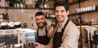 Son yıllarda barista mesleği, kahve kültürünün gelişmesiyle birlikte en çok ilgi gören mesleklerden biri haline geldi. Artan kahve sektörü yatırımları, yeni nesil kahve kafelerinin çoğalması ve tüketicilerin kaliteli kahveye olan ilgisinin yükselmesi, baristalara duyulan ihtiyacı da artırıyor. Sadece kahve hazırlayan personel olarak görülmeyen baristalar, artık kahve çekirdeğini tanıyan, doğru demleme yöntemlerini uygulayan ve müşteri deneyimini yöneten profesyoneller olarak öne çıkıyor. Konulu bir haber görseli.