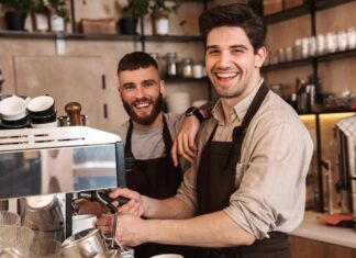 Son yıllarda barista mesleği, kahve kültürünün gelişmesiyle birlikte en çok ilgi gören mesleklerden biri haline geldi. Artan kahve sektörü yatırımları, yeni nesil kahve kafelerinin çoğalması ve tüketicilerin kaliteli kahveye olan ilgisinin yükselmesi, baristalara duyulan ihtiyacı da artırıyor. Sadece kahve hazırlayan personel olarak görülmeyen baristalar, artık kahve çekirdeğini tanıyan, doğru demleme yöntemlerini uygulayan ve müşteri deneyimini yöneten profesyoneller olarak öne çıkıyor. Konulu bir haber görseli.