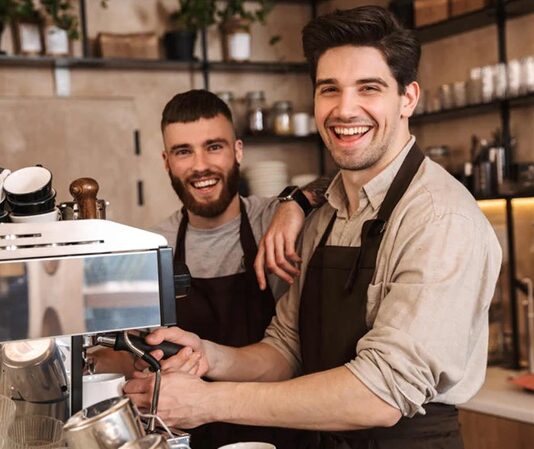 Barista Mesleğine İlgi Artıyor Son yıllarda barista mesleği, kahve kültürünün gelişmesiyle birlikte en çok ilgi gören mesleklerden biri haline geldi. Artan kahve sektörü yatırımları, yeni nesil kahve kafelerinin çoğalması ve tüketicilerin kaliteli kahveye olan ilgisinin yükselmesi, baristalara duyulan ihtiyacı da artırıyor. Sadece kahve hazırlayan personel olarak görülmeyen baristalar, artık kahve çekirdeğini tanıyan, doğru demleme yöntemlerini uygulayan ve müşteri deneyimini yöneten profesyoneller olarak öne çıkıyor. Konulu bir haber görseli.