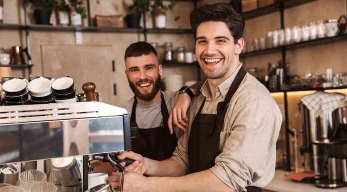 Barista Mesleğine İlgi Artıyor Son yıllarda barista mesleği, kahve kültürünün gelişmesiyle birlikte en çok ilgi gören mesleklerden biri haline geldi. Artan kahve sektörü yatırımları, yeni nesil kahve kafelerinin çoğalması ve tüketicilerin kaliteli kahveye olan ilgisinin yükselmesi, baristalara duyulan ihtiyacı da artırıyor. Sadece kahve hazırlayan personel olarak görülmeyen baristalar, artık kahve çekirdeğini tanıyan, doğru demleme yöntemlerini uygulayan ve müşteri deneyimini yöneten profesyoneller olarak öne çıkıyor. Konulu bir haber görseli.