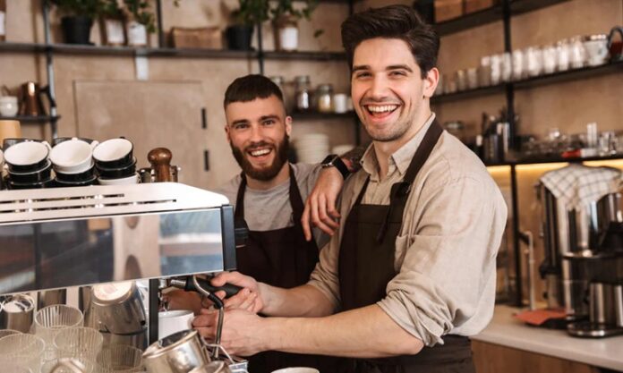 Barista Mesleğine İlgi Artıyor Son yıllarda barista mesleği, kahve kültürünün gelişmesiyle birlikte en çok ilgi gören mesleklerden biri haline geldi. Artan kahve sektörü yatırımları, yeni nesil kahve kafelerinin çoğalması ve tüketicilerin kaliteli kahveye olan ilgisinin yükselmesi, baristalara duyulan ihtiyacı da artırıyor. Sadece kahve hazırlayan personel olarak görülmeyen baristalar, artık kahve çekirdeğini tanıyan, doğru demleme yöntemlerini uygulayan ve müşteri deneyimini yöneten profesyoneller olarak öne çıkıyor. Konulu bir haber görseli.