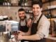 Barista Mesleğine İlgi Artıyor Son yıllarda barista mesleği, kahve kültürünün gelişmesiyle birlikte en çok ilgi gören mesleklerden biri haline geldi. Artan kahve sektörü yatırımları, yeni nesil kahve kafelerinin çoğalması ve tüketicilerin kaliteli kahveye olan ilgisinin yükselmesi, baristalara duyulan ihtiyacı da artırıyor. Sadece kahve hazırlayan personel olarak görülmeyen baristalar, artık kahve çekirdeğini tanıyan, doğru demleme yöntemlerini uygulayan ve müşteri deneyimini yöneten profesyoneller olarak öne çıkıyor. Konulu bir haber görseli.