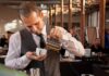 Başarılı Bir Baristanın Özellikleri Nelerdir? Kahve kültürünün hızla gelişmesiyle birlikte barista mesleği de son yılların en çok ilgi gören profesyonel alanlarından biri haline geldi. Günümüzde bir barista, yalnızca kahve hazırlayan kişi olarak görülmüyor. Aynı zamanda kaliteli hizmet sunan, kahve bilgisine hâkim olan, müşteri deneyimini geliştiren ve işletmenin marka değerine katkı sağlayan önemli bir profesyonel olarak değerlendiriliyor. Konulu bir haber görseli.