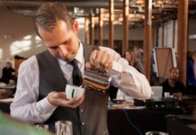 Kahve kültürünün hızla gelişmesiyle birlikte barista mesleği de son yılların en çok ilgi gören profesyonel alanlarından biri haline geldi. Günümüzde bir barista, yalnızca kahve hazırlayan kişi olarak görülmüyor. Aynı zamanda kaliteli hizmet sunan, kahve bilgisine hâkim olan, müşteri deneyimini geliştiren ve işletmenin marka değerine katkı sağlayan önemli bir profesyonel olarak değerlendiriliyor. Konulu bir haber görseli.