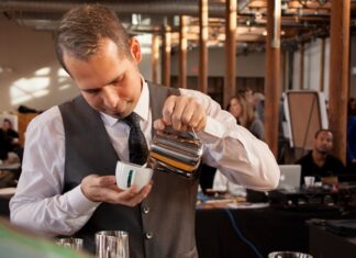 Kahve kültürünün hızla gelişmesiyle birlikte barista mesleği de son yılların en çok ilgi gören profesyonel alanlarından biri haline geldi. Günümüzde bir barista, yalnızca kahve hazırlayan kişi olarak görülmüyor. Aynı zamanda kaliteli hizmet sunan, kahve bilgisine hâkim olan, müşteri deneyimini geliştiren ve işletmenin marka değerine katkı sağlayan önemli bir profesyonel olarak değerlendiriliyor. Konulu bir haber görseli.