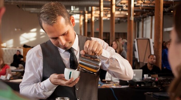 Başarılı Bir Baristanın Özellikleri Nelerdir? Kahve kültürünün hızla gelişmesiyle birlikte barista mesleği de son yılların en çok ilgi gören profesyonel alanlarından biri haline geldi. Günümüzde bir barista, yalnızca kahve hazırlayan kişi olarak görülmüyor. Aynı zamanda kaliteli hizmet sunan, kahve bilgisine hâkim olan, müşteri deneyimini geliştiren ve işletmenin marka değerine katkı sağlayan önemli bir profesyonel olarak değerlendiriliyor. Konulu bir haber görseli.
