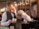 Başarılı Bir Baristanın Özellikleri Nelerdir? Kahve kültürünün hızla gelişmesiyle birlikte barista mesleği de son yılların en çok ilgi gören profesyonel alanlarından biri haline geldi. Günümüzde bir barista, yalnızca kahve hazırlayan kişi olarak görülmüyor. Aynı zamanda kaliteli hizmet sunan, kahve bilgisine hâkim olan, müşteri deneyimini geliştiren ve işletmenin marka değerine katkı sağlayan önemli bir profesyonel olarak değerlendiriliyor. Konulu bir haber görseli.