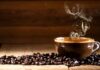 Günlük Kahve Tüketimi Ne Kadar Olmalı Dünya genelinde en çok tüketilen içeceklerden biri olan kahve, hem sosyal yaşamın hem de günlük rutinin vazgeçilmez parçalarından biri haline gelmiş durumda. Ancak artan kahve tüketimi ile birlikte en çok merak edilen konuların başında günlük ne kadar kahve içilmesi gerektiği geliyor. Uzmanlar, kahvenin faydalarından yararlanabilmek için doğru miktarda tüketilmesinin büyük önem taşıdığını vurguluyor. Konulu bir haber görseli.