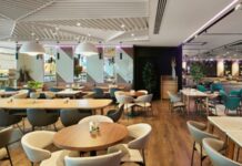 Havalimanlarında Kahve Zincirleri Yaygınlaşıyor Hızla büyüyen hava yolu taşımacılığı, yolcuların beklentilerini de değiştirmeye devam ediyor. Günümüzde havalimanları yalnızca ulaşım noktaları olmaktan çıkarak alışveriş, gastronomi ve sosyal yaşam alanlarına dönüşüyor. Bu dönüşümün en dikkat çekici unsurlarından biri ise kahve zincirleri oluyor. Yerli ve uluslararası markalar, milyonlarca yolcunun geçtiği havalimanlarında yeni şubeler açarak hem marka görünürlüğünü artırıyor hem de geniş bir müşteri kitlesine ulaşma fırsatı yakalıyor. Konulu bir haber görseli.