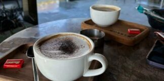 Kafe Açmak İsteyenlere Uzman Tavsiyeleri Kahve sektörünün her geçen yıl büyümesi, girişimcilerin kendi işletmelerini kurma hayalini de güçlendiriyor. Özellikle nitelikli kahve tüketiminin yaygınlaşmasıyla birlikte farklı konseptlerde hizmet veren kafeler dikkat çekmeye devam ediyor. Ancak başarılı bir işletme kurabilmek yalnızca iyi kahve sunmakla sınırlı değil. Doğru lokasyon seçimi, etkili maliyet yönetimi, güçlü bir marka kimliği ve kaliteli hizmet anlayışı uzun vadeli başarı için büyük önem taşıyor. Sektör uzmanları, kafe, kahve, girişimcilik, müşteri deneyimi, markalaşma ve işletme yönetimi gibi temel konulara odaklanan işletmelerin rekabet avantajı yakaladığını belirtiyor. Konulu bir haber görseli.