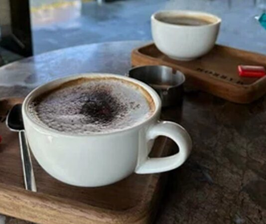 Kahve sektörünün her geçen yıl büyümesi, girişimcilerin kendi işletmelerini kurma hayalini de güçlendiriyor. Özellikle nitelikli kahve tüketiminin yaygınlaşmasıyla birlikte farklı konseptlerde hizmet veren kafeler dikkat çekmeye devam ediyor. Ancak başarılı bir işletme kurabilmek yalnızca iyi kahve sunmakla sınırlı değil. Doğru lokasyon seçimi, etkili maliyet yönetimi, güçlü bir marka kimliği ve kaliteli hizmet anlayışı uzun vadeli başarı için büyük önem taşıyor. Sektör uzmanları, kafe, kahve, girişimcilik, müşteri deneyimi, markalaşma ve işletme yönetimi gibi temel konulara odaklanan işletmelerin rekabet avantajı yakaladığını belirtiyor. Konulu bir haber görseli.