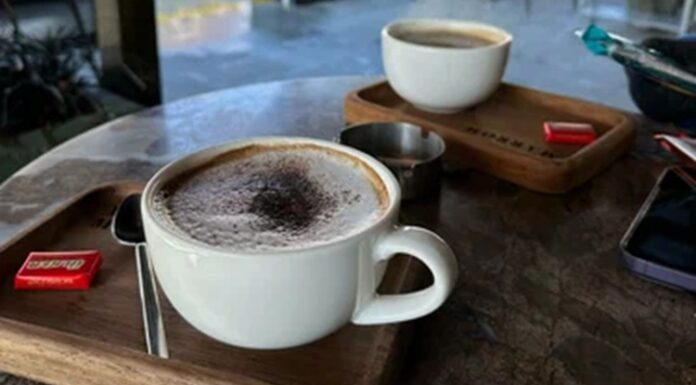 Kafe Açmak İsteyenlere Uzman Tavsiyeleri Kahve sektörünün her geçen yıl büyümesi, girişimcilerin kendi işletmelerini kurma hayalini de güçlendiriyor. Özellikle nitelikli kahve tüketiminin yaygınlaşmasıyla birlikte farklı konseptlerde hizmet veren kafeler dikkat çekmeye devam ediyor. Ancak başarılı bir işletme kurabilmek yalnızca iyi kahve sunmakla sınırlı değil. Doğru lokasyon seçimi, etkili maliyet yönetimi, güçlü bir marka kimliği ve kaliteli hizmet anlayışı uzun vadeli başarı için büyük önem taşıyor. Sektör uzmanları, kafe, kahve, girişimcilik, müşteri deneyimi, markalaşma ve işletme yönetimi gibi temel konulara odaklanan işletmelerin rekabet avantajı yakaladığını belirtiyor. Konulu bir haber görseli.
