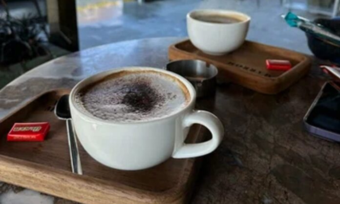 Kafe Açmak İsteyenlere Uzman Tavsiyeleri Kahve sektörünün her geçen yıl büyümesi, girişimcilerin kendi işletmelerini kurma hayalini de güçlendiriyor. Özellikle nitelikli kahve tüketiminin yaygınlaşmasıyla birlikte farklı konseptlerde hizmet veren kafeler dikkat çekmeye devam ediyor. Ancak başarılı bir işletme kurabilmek yalnızca iyi kahve sunmakla sınırlı değil. Doğru lokasyon seçimi, etkili maliyet yönetimi, güçlü bir marka kimliği ve kaliteli hizmet anlayışı uzun vadeli başarı için büyük önem taşıyor. Sektör uzmanları, kafe, kahve, girişimcilik, müşteri deneyimi, markalaşma ve işletme yönetimi gibi temel konulara odaklanan işletmelerin rekabet avantajı yakaladığını belirtiyor. Konulu bir haber görseli.