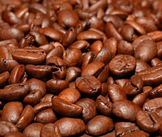 Kafe İşletmelerinde Personel Yönetimi Başarılı bir kafe işletmesi, yalnızca kaliteli ürünler sunarak değil, aynı zamanda güçlü bir ekip yapısı oluşturarak da sürdürülebilir büyüme sağlayabiliyor. Günümüzde artan rekabet ortamında müşteriler yalnızca lezzetli kahve değil, güler yüzlü hizmet, hızlı servis ve profesyonel iletişim de bekliyor. Bu nedenle personel yönetimi, işletmelerin en önemli başarı kriterlerinden biri olarak öne çıkıyor. Konulu bir haber görseli.