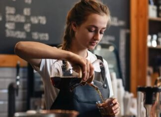 Günümüzde kafeler, yalnızca kahve içilen sosyal alanlar olmaktan çıkarak çalışma, toplantı ve üretim merkezlerine dönüşüyor. Özellikle uzaktan çalışma modelinin yaygınlaşmasıyla birlikte birçok kişi ofis yerine kahve mekanlarını tercih ediyor. Güçlü internet altyapısı, konforlu oturma düzeni ve uzun süre vakit geçirmeye uygun atmosfer sunan işletmeler, yeni nesil çalışma kültürünün önemli parçalarından biri haline geldi. Konulu bir haber görseli.