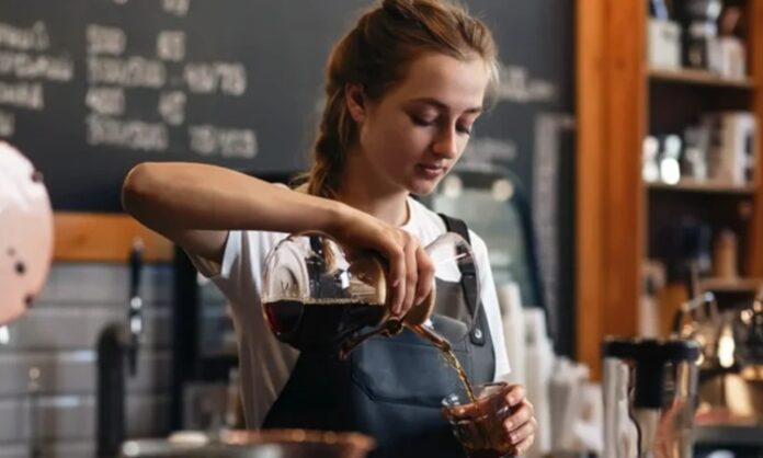 Kafelerde Çalışma Kültürü Değişiyor Günümüzde kafeler, yalnızca kahve içilen sosyal alanlar olmaktan çıkarak çalışma, toplantı ve üretim merkezlerine dönüşüyor. Özellikle uzaktan çalışma modelinin yaygınlaşmasıyla birlikte birçok kişi ofis yerine kahve mekanlarını tercih ediyor. Güçlü internet altyapısı, konforlu oturma düzeni ve uzun süre vakit geçirmeye uygun atmosfer sunan işletmeler, yeni nesil çalışma kültürünün önemli parçalarından biri haline geldi. Konulu bir haber görseli.