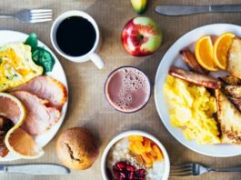 Kahve odaklı işletmelerin sayısındaki artışla birlikte kafe kültürü de önemli bir dönüşüm geçiriyor. Geçmişte yalnızca kahve ve tatlı sunan işletmeler, bugün zengin kahvaltı menüleriyle günün ilk saatlerinden itibaren yoğun ilgi görüyor. Değişen tüketici alışkanlıkları, uzun süren sosyal buluşmalar ve farklı lezzet arayışları, kafelerin kahvaltı konseptlerini genişletmesini hızlandırıyor. Bu değişim hem müşteri memnuniyetini artırıyor hem de işletmelerin günlük cirolarına önemli katkı sağlıyor. Konulu bir haber görseli.