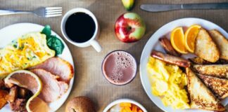 Kahve odaklı işletmelerin sayısındaki artışla birlikte kafe kültürü de önemli bir dönüşüm geçiriyor. Geçmişte yalnızca kahve ve tatlı sunan işletmeler, bugün zengin kahvaltı menüleriyle günün ilk saatlerinden itibaren yoğun ilgi görüyor. Değişen tüketici alışkanlıkları, uzun süren sosyal buluşmalar ve farklı lezzet arayışları, kafelerin kahvaltı konseptlerini genişletmesini hızlandırıyor. Bu değişim hem müşteri memnuniyetini artırıyor hem de işletmelerin günlük cirolarına önemli katkı sağlıyor. Konulu bir haber görseli.