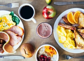 Kahve odaklı işletmelerin sayısındaki artışla birlikte kafe kültürü de önemli bir dönüşüm geçiriyor. Geçmişte yalnızca kahve ve tatlı sunan işletmeler, bugün zengin kahvaltı menüleriyle günün ilk saatlerinden itibaren yoğun ilgi görüyor. Değişen tüketici alışkanlıkları, uzun süren sosyal buluşmalar ve farklı lezzet arayışları, kafelerin kahvaltı konseptlerini genişletmesini hızlandırıyor. Bu değişim hem müşteri memnuniyetini artırıyor hem de işletmelerin günlük cirolarına önemli katkı sağlıyor. Konulu bir haber görseli.