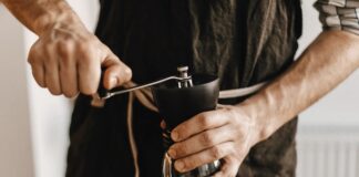 Kafelerde Yapay Zekâ Destekli Hizmetler Dönemi Teknolojinin hızla gelişmesiyle birlikte kafe sektörü, dijital dönüşümün en yoğun hissedildiği alanlardan biri haline geliyor. Geleneksel hizmet anlayışı yerini giderek daha akıllı, hızlı ve kişiselleştirilmiş çözümlere bırakırken, yapay zekâ destekli sistemler hem işletmelerin operasyonlarını kolaylaştırıyor hem de müşteri deneyimini yeni bir seviyeye taşıyor. Sipariş yönetiminden stok planlamasına, müşteri analizinden kişiye özel kampanyalara kadar birçok alanda kullanılan yapay zekâ uygulamaları, kafelerin rekabet gücünü artıran önemli araçlar arasında yer alıyor. Konulu bir haber görseli.