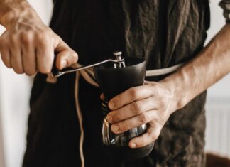 Teknolojinin hızla gelişmesiyle birlikte kafe sektörü, dijital dönüşümün en yoğun hissedildiği alanlardan biri haline geliyor. Geleneksel hizmet anlayışı yerini giderek daha akıllı, hızlı ve kişiselleştirilmiş çözümlere bırakırken, yapay zekâ destekli sistemler hem işletmelerin operasyonlarını kolaylaştırıyor hem de müşteri deneyimini yeni bir seviyeye taşıyor. Sipariş yönetiminden stok planlamasına, müşteri analizinden kişiye özel kampanyalara kadar birçok alanda kullanılan yapay zekâ uygulamaları, kafelerin rekabet gücünü artıran önemli araçlar arasında yer alıyor. Konulu bir haber görseli.