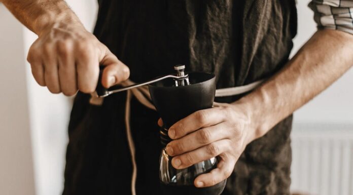 Kafelerde Yapay Zekâ Destekli Hizmetler Dönemi Teknolojinin hızla gelişmesiyle birlikte kafe sektörü, dijital dönüşümün en yoğun hissedildiği alanlardan biri haline geliyor. Geleneksel hizmet anlayışı yerini giderek daha akıllı, hızlı ve kişiselleştirilmiş çözümlere bırakırken, yapay zekâ destekli sistemler hem işletmelerin operasyonlarını kolaylaştırıyor hem de müşteri deneyimini yeni bir seviyeye taşıyor. Sipariş yönetiminden stok planlamasına, müşteri analizinden kişiye özel kampanyalara kadar birçok alanda kullanılan yapay zekâ uygulamaları, kafelerin rekabet gücünü artıran önemli araçlar arasında yer alıyor. Konulu bir haber görseli.