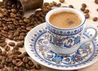 Her gün dünya genelinde milyonlarca fincan kahve tüketiliyor ve bu tüketimin ardından önemli miktarda kahve posası ile farklı organik atıklar ortaya çıkıyor. Geçmişte çoğunlukla çöpe gönderilen bu atıklar, günümüzde çevre bilincinin artması ve sürdürülebilir üretim anlayışının yaygınlaşmasıyla birlikte ekonomik değere dönüştürülmeye başlanıyor. Özellikle kahve sektörü, çevreye duyarlı uygulamalar geliştirerek atık yönetimini daha verimli hale getirmeye yönelik çalışmalarını hızlandırıyor. Konulu bir haber görseli.