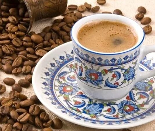 Her gün dünya genelinde milyonlarca fincan kahve tüketiliyor ve bu tüketimin ardından önemli miktarda kahve posası ile farklı organik atıklar ortaya çıkıyor. Geçmişte çoğunlukla çöpe gönderilen bu atıklar, günümüzde çevre bilincinin artması ve sürdürülebilir üretim anlayışının yaygınlaşmasıyla birlikte ekonomik değere dönüştürülmeye başlanıyor. Özellikle kahve sektörü, çevreye duyarlı uygulamalar geliştirerek atık yönetimini daha verimli hale getirmeye yönelik çalışmalarını hızlandırıyor. Konulu bir haber görseli.