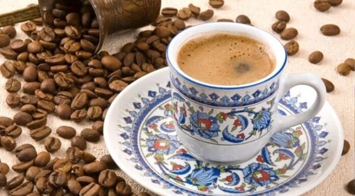 Kahve Atıkları Nasıl Değerlendiriliyor? Her gün dünya genelinde milyonlarca fincan kahve tüketiliyor ve bu tüketimin ardından önemli miktarda kahve posası ile farklı organik atıklar ortaya çıkıyor. Geçmişte çoğunlukla çöpe gönderilen bu atıklar, günümüzde çevre bilincinin artması ve sürdürülebilir üretim anlayışının yaygınlaşmasıyla birlikte ekonomik değere dönüştürülmeye başlanıyor. Özellikle kahve sektörü, çevreye duyarlı uygulamalar geliştirerek atık yönetimini daha verimli hale getirmeye yönelik çalışmalarını hızlandırıyor. Konulu bir haber görseli.