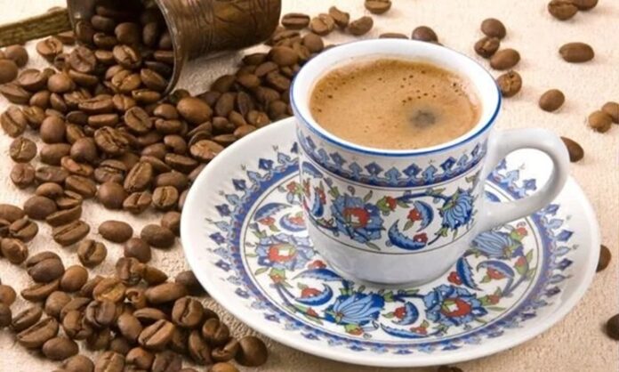 Kahve Atıkları Nasıl Değerlendiriliyor? Her gün dünya genelinde milyonlarca fincan kahve tüketiliyor ve bu tüketimin ardından önemli miktarda kahve posası ile farklı organik atıklar ortaya çıkıyor. Geçmişte çoğunlukla çöpe gönderilen bu atıklar, günümüzde çevre bilincinin artması ve sürdürülebilir üretim anlayışının yaygınlaşmasıyla birlikte ekonomik değere dönüştürülmeye başlanıyor. Özellikle kahve sektörü, çevreye duyarlı uygulamalar geliştirerek atık yönetimini daha verimli hale getirmeye yönelik çalışmalarını hızlandırıyor. Konulu bir haber görseli.
