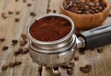 Kahve Endüstrisinin Geleceği Nasıl Şekillenecek? Dünya genelinde büyümesini sürdüren kahve endüstrisi, değişen tüketici alışkanlıkları, teknolojik gelişmeler ve sürdürülebilir üretim anlayışıyla birlikte yeni bir dönüşüm dönemine giriyor. Geleneksel kahve tüketimi önemini korurken, dijitalleşme, çevre dostu uygulamalar ve yenilikçi ürün geliştirme çalışmaları sektörün geleceğini şekillendiren temel unsurlar arasında yer alıyor. Üreticilerden kahve zincirlerine, küçük işletmelerden uluslararası markalara kadar tüm paydaşlar, değişen koşullara uyum sağlayabilmek için yeni stratejiler geliştiriyor. Konulu bir haber görseli.