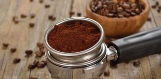 Dünya genelinde büyümesini sürdüren kahve endüstrisi, değişen tüketici alışkanlıkları, teknolojik gelişmeler ve sürdürülebilir üretim anlayışıyla birlikte yeni bir dönüşüm dönemine giriyor. Geleneksel kahve tüketimi önemini korurken, dijitalleşme, çevre dostu uygulamalar ve yenilikçi ürün geliştirme çalışmaları sektörün geleceğini şekillendiren temel unsurlar arasında yer alıyor. Üreticilerden kahve zincirlerine, küçük işletmelerden uluslararası markalara kadar tüm paydaşlar, değişen koşullara uyum sağlayabilmek için yeni stratejiler geliştiriyor. Konulu bir haber görseli.
