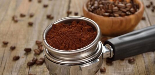 Dünya genelinde büyümesini sürdüren kahve endüstrisi, değişen tüketici alışkanlıkları, teknolojik gelişmeler ve sürdürülebilir üretim anlayışıyla birlikte yeni bir dönüşüm dönemine giriyor. Geleneksel kahve tüketimi önemini korurken, dijitalleşme, çevre dostu uygulamalar ve yenilikçi ürün geliştirme çalışmaları sektörün geleceğini şekillendiren temel unsurlar arasında yer alıyor. Üreticilerden kahve zincirlerine, küçük işletmelerden uluslararası markalara kadar tüm paydaşlar, değişen koşullara uyum sağlayabilmek için yeni stratejiler geliştiriyor. Konulu bir haber görseli.