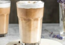 Kahve franchise yatırımları, son yıllarda Türkiye'de en hızlı büyüyen girişim alanlarından biri olarak öne çıkıyor. Değişen tüketici alışkanlıkları, şehirleşmenin hızlanması ve kahve tüketiminin günlük yaşamın vazgeçilmez bir parçası haline gelmesi, yatırımcıların bu sektöre olan ilgisini artırıyor. Özellikle güçlü marka desteğiyle işletme açma fırsatı sunan franchise modeli, hem deneyimli girişimciler hem de ilk kez yatırım yapacak kişiler için önemli avantajlar sağlıyor. Konulu bir haber görseli.