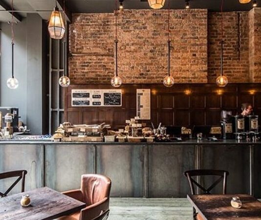 Büyümeye devam eden kahve sektörü, girişimciler için franchise modeliyle önemli yatırım fırsatları sunuyor. Son yıllarda yerli ve yabancı kahve markalarının franchise sistemine yönelmesi, kendi işletmesini açmak isteyen yatırımcıların bu modele ilgisini artırıyor. Hazır bir marka gücü, belirlenmiş işletme standartları ve kurumsal destek sayesinde franchise modeli, sıfırdan marka oluşturmaya göre daha güvenli bir seçenek olarak değerlendiriliyor. Konulu bir haber görseli.