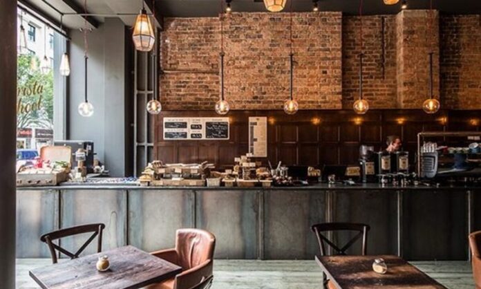 Kahve Markaları Nasıl Franchise Veriyor Büyümeye devam eden kahve sektörü, girişimciler için franchise modeliyle önemli yatırım fırsatları sunuyor. Son yıllarda yerli ve yabancı kahve markalarının franchise sistemine yönelmesi, kendi işletmesini açmak isteyen yatırımcıların bu modele ilgisini artırıyor. Hazır bir marka gücü, belirlenmiş işletme standartları ve kurumsal destek sayesinde franchise modeli, sıfırdan marka oluşturmaya göre daha güvenli bir seçenek olarak değerlendiriliyor. Konulu bir haber görseli.