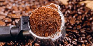 Kahve Markaları Uluslararası Pazarlara Nasıl Açılıyor? Küresel ölçekte büyümeye devam eden kahve sektörü, yerel markalara uluslararası pazarlarda önemli fırsatlar sunuyor. Tüketicilerin kaliteli kahveye olan ilgisinin artması, farklı ülkelerde yeni mağazaların açılmasını ve kahve markalarının sınır ötesi yatırımlara yönelmesini hızlandırıyor. Ancak uluslararası pazarlara açılmak yalnızca yeni bir mağaza açmaktan ibaret değil. Başarılı bir büyüme için güçlü bir marka kimliği, doğru pazar analizi, etkili lojistik yönetimi ve sürdürülebilir bir iş modeli gerekiyor. Konulu bir haber görseli.