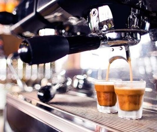 Kahve Sektöründe Karlılığı Artıran Yöntemler Büyümesini sürdüren kahve sektörü, girişimciler ve işletme sahipleri için önemli fırsatlar sunmaya devam ediyor. Artan tüketici talebi, yeni nesil kahve kültürünün yaygınlaşması ve değişen alışkanlıklar sayesinde sektör her geçen yıl daha rekabetçi bir yapıya kavuşuyor. Bu rekabet ortamında yalnızca kaliteli ürün sunmak yeterli olmuyor. İşletmelerin uzun vadeli başarı elde edebilmesi için maliyetlerini doğru yönetmesi, müşteri memnuniyetini artırması ve gelir kaynaklarını çeşitlendirmesi gerekiyor. Konulu bir haber görseli.