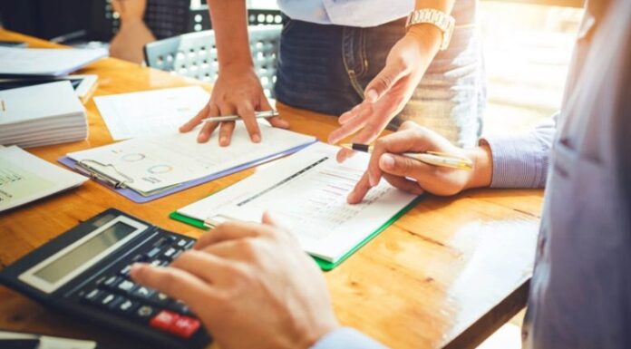 Kahve Sektöründe Maliyet Yönetimi Son yıllarda hızla büyüyen kahve sektörü, artan rekabet, değişen tüketici beklentileri ve küresel ekonomik gelişmeler nedeniyle maliyet yönetimine her zamankinden daha fazla önem vermeye başladı. Küçük ölçekli kafelerden ulusal zincirlere kadar tüm işletmeler, kârlılıklarını koruyabilmek için giderlerini doğru analiz ederek uzun vadeli stratejiler geliştirmeye çalışıyor. Özellikle ham madde fiyatlarındaki dalgalanmalar, enerji giderleri ve personel maliyetleri, işletmelerin bütçe planlamalarını doğrudan etkiliyor. Konulu bir haber görseli.