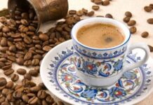 Dünya genelinde büyümesini sürdüren kahve sektörü, değişen tüketici alışkanlıkları, teknolojik gelişmeler ve sürdürülebilir üretim anlayışı doğrultusunda her geçen yıl yeni bir dönüşüm sürecine giriyor. Geleneksel kahve tüketimi önemini korurken, yeni nesil demleme yöntemleri, dijital hizmetler ve kişiselleştirilmiş ürün seçenekleri sektörün gelişiminde belirleyici rol oynuyor. Bu değişimler yalnızca büyük kahve zincirlerini değil, butik işletmeleri ve yerel markaları da yakından etkiliyor. Konulu bir haber görseli.