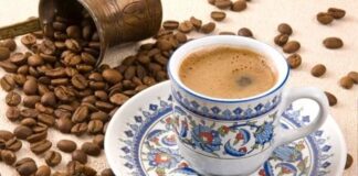 Kahve Sektöründe Öne Çıkan Trendler Dünya genelinde büyümesini sürdüren kahve sektörü, değişen tüketici alışkanlıkları, teknolojik gelişmeler ve sürdürülebilir üretim anlayışı doğrultusunda her geçen yıl yeni bir dönüşüm sürecine giriyor. Geleneksel kahve tüketimi önemini korurken, yeni nesil demleme yöntemleri, dijital hizmetler ve kişiselleştirilmiş ürün seçenekleri sektörün gelişiminde belirleyici rol oynuyor. Bu değişimler yalnızca büyük kahve zincirlerini değil, butik işletmeleri ve yerel markaları da yakından etkiliyor. Konulu bir haber görseli.