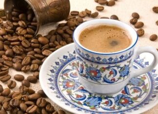Dünya genelinde büyümesini sürdüren kahve sektörü, değişen tüketici alışkanlıkları, teknolojik gelişmeler ve sürdürülebilir üretim anlayışı doğrultusunda her geçen yıl yeni bir dönüşüm sürecine giriyor. Geleneksel kahve tüketimi önemini korurken, yeni nesil demleme yöntemleri, dijital hizmetler ve kişiselleştirilmiş ürün seçenekleri sektörün gelişiminde belirleyici rol oynuyor. Bu değişimler yalnızca büyük kahve zincirlerini değil, butik işletmeleri ve yerel markaları da yakından etkiliyor. Konulu bir haber görseli.