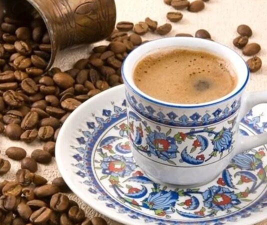 Dünya genelinde büyümesini sürdüren kahve sektörü, değişen tüketici alışkanlıkları, teknolojik gelişmeler ve sürdürülebilir üretim anlayışı doğrultusunda her geçen yıl yeni bir dönüşüm sürecine giriyor. Geleneksel kahve tüketimi önemini korurken, yeni nesil demleme yöntemleri, dijital hizmetler ve kişiselleştirilmiş ürün seçenekleri sektörün gelişiminde belirleyici rol oynuyor. Bu değişimler yalnızca büyük kahve zincirlerini değil, butik işletmeleri ve yerel markaları da yakından etkiliyor. Konulu bir haber görseli.