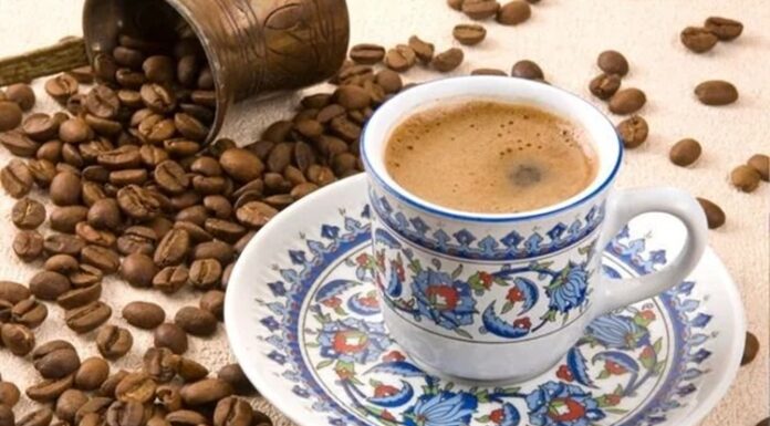 Kahve Sektöründe Öne Çıkan Trendler Dünya genelinde büyümesini sürdüren kahve sektörü, değişen tüketici alışkanlıkları, teknolojik gelişmeler ve sürdürülebilir üretim anlayışı doğrultusunda her geçen yıl yeni bir dönüşüm sürecine giriyor. Geleneksel kahve tüketimi önemini korurken, yeni nesil demleme yöntemleri, dijital hizmetler ve kişiselleştirilmiş ürün seçenekleri sektörün gelişiminde belirleyici rol oynuyor. Bu değişimler yalnızca büyük kahve zincirlerini değil, butik işletmeleri ve yerel markaları da yakından etkiliyor. Konulu bir haber görseli.