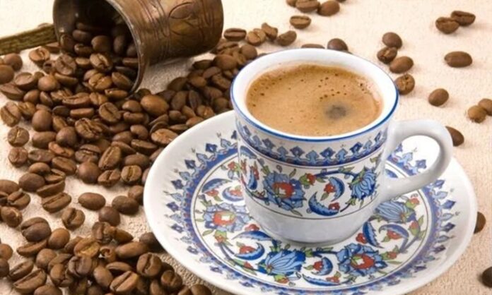 Kahve Sektöründe Öne Çıkan Trendler Dünya genelinde büyümesini sürdüren kahve sektörü, değişen tüketici alışkanlıkları, teknolojik gelişmeler ve sürdürülebilir üretim anlayışı doğrultusunda her geçen yıl yeni bir dönüşüm sürecine giriyor. Geleneksel kahve tüketimi önemini korurken, yeni nesil demleme yöntemleri, dijital hizmetler ve kişiselleştirilmiş ürün seçenekleri sektörün gelişiminde belirleyici rol oynuyor. Bu değişimler yalnızca büyük kahve zincirlerini değil, butik işletmeleri ve yerel markaları da yakından etkiliyor. Konulu bir haber görseli.